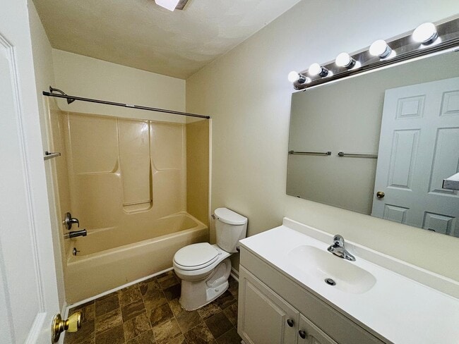 Building Photo - 840 Patrick Henry Dr