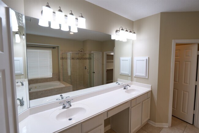 Building Photo - 22719 Sierra Lake Ct