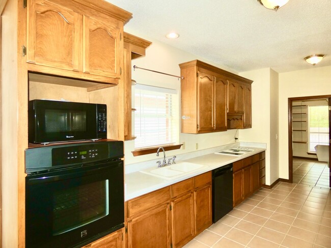 Building Photo - Custom Home On 1.78 Acre Lot