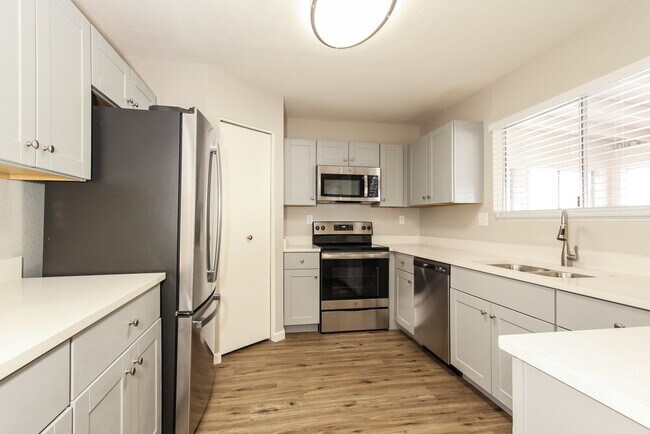 Building Photo - 2690 W Saddle Ranch Pl