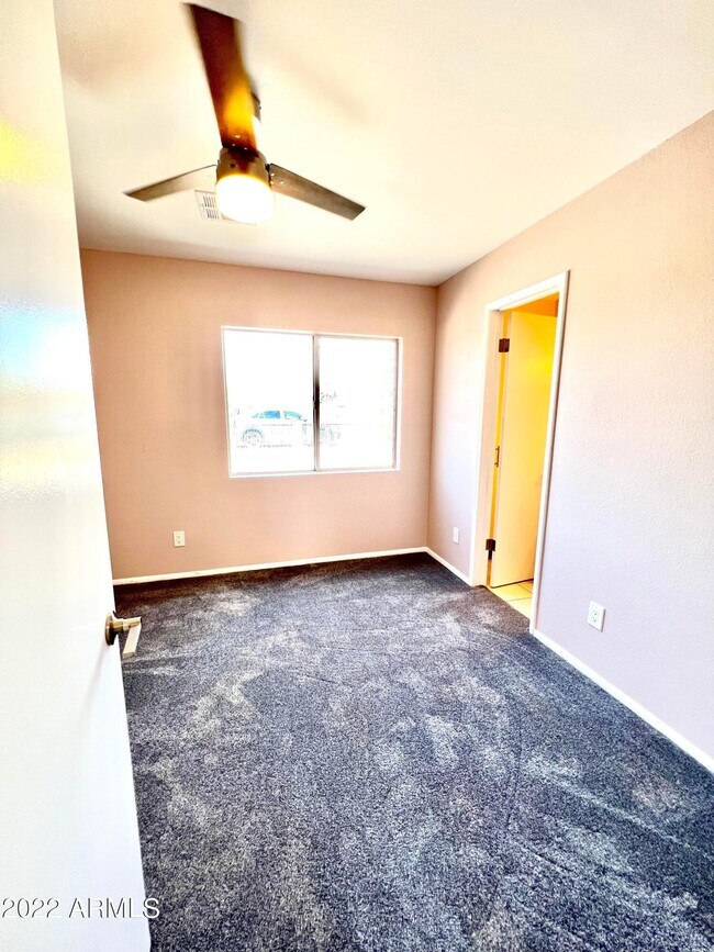 Building Photo - 2235 E Victory Dr