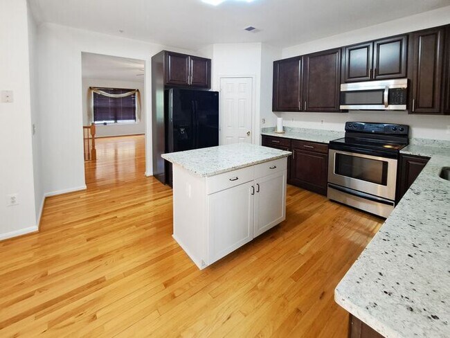 Building Photo - Charming 3-Level Brick Townhome in Waldorf...