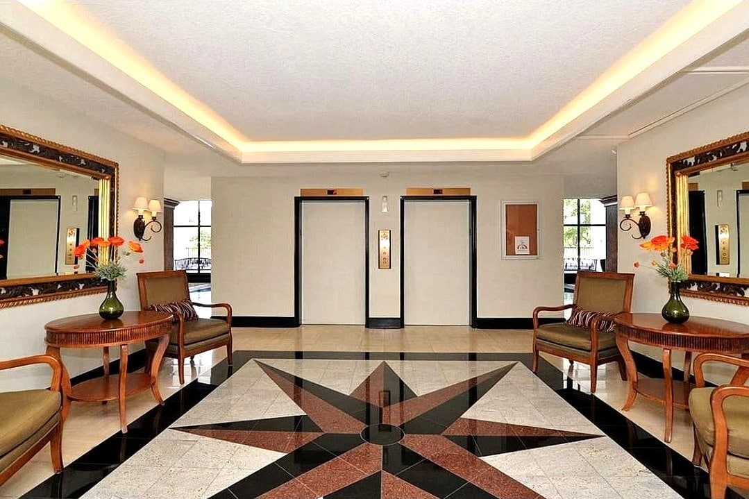 Building Photo - 400 E Colonial Dr