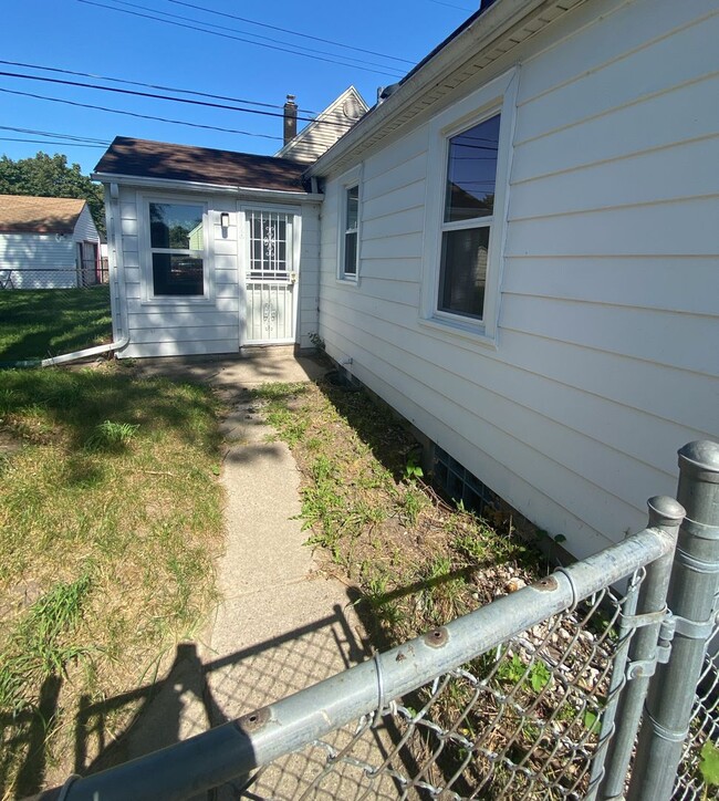 Building Photo - Beautiful 4 Bedroom Single Family Home! Wi...