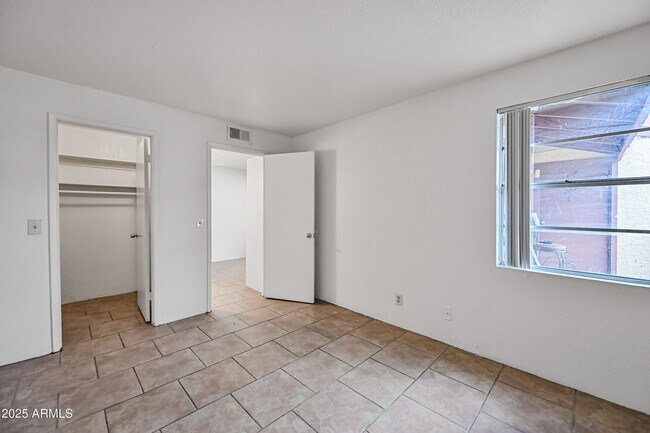 Building Photo - 725 E Vogel Ave