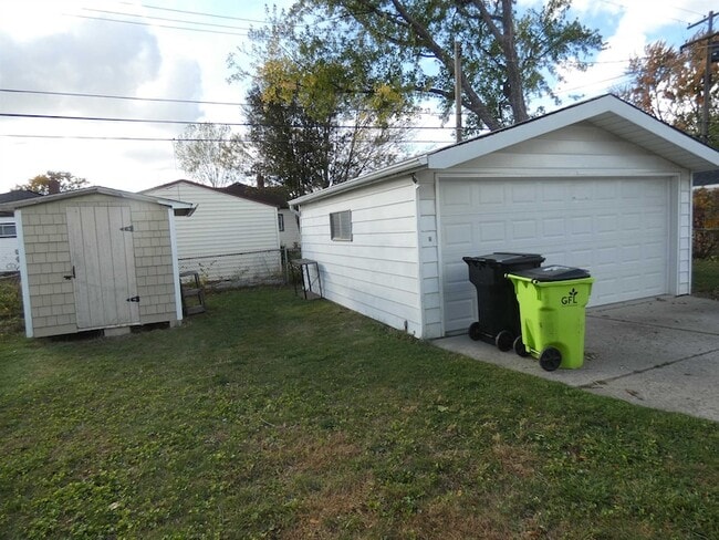 Building Photo - 26411 Belanger St