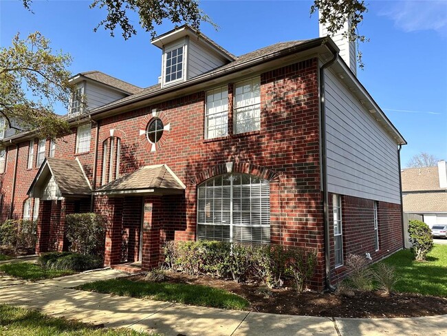 Building Photo - 1281 El Camino Village Dr