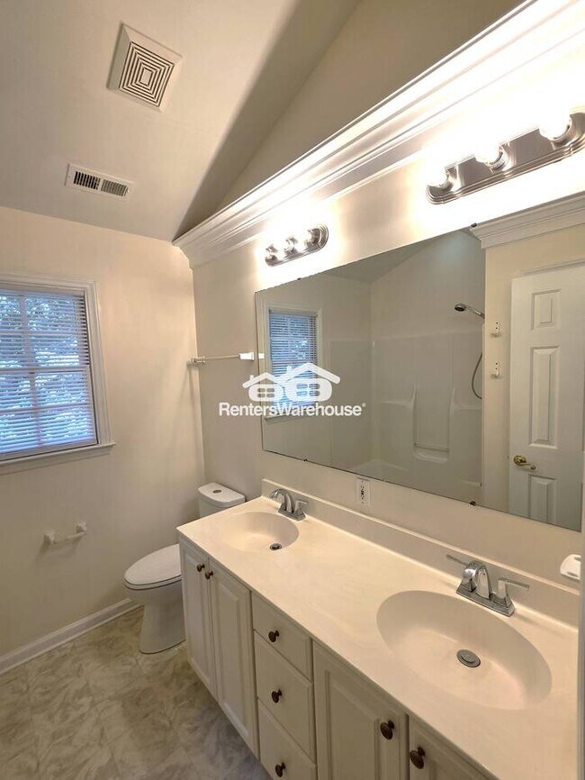 Building Photo - Lovely 3 bedroom, 2 1/2 Bath home in popul...