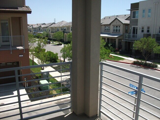Building Photo - New Townhouse 3 bed 3.5 bath In South San ...