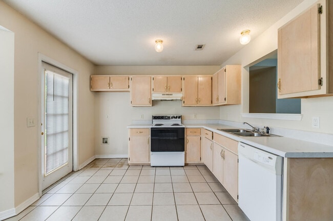 Building Photo - 15 Flora Cove