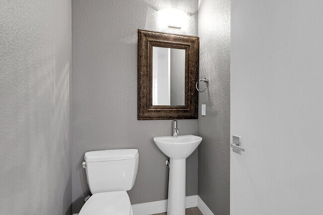 Building Photo - $2,395.00, Spacious Loft, 1.5 bath in Jeff...