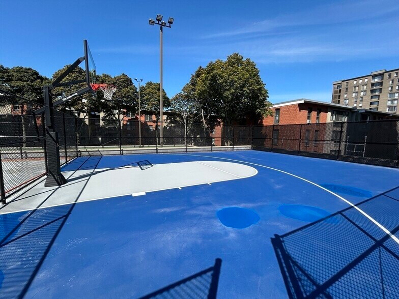 Building Photo - 33 Pond Ave