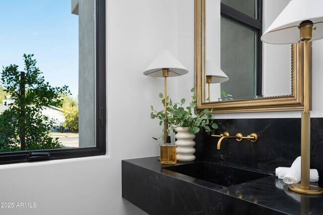 Building Photo - 4120 N 44th Pl