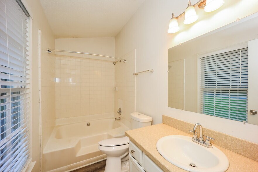 Building Photo - 10916 Clearwater Dr