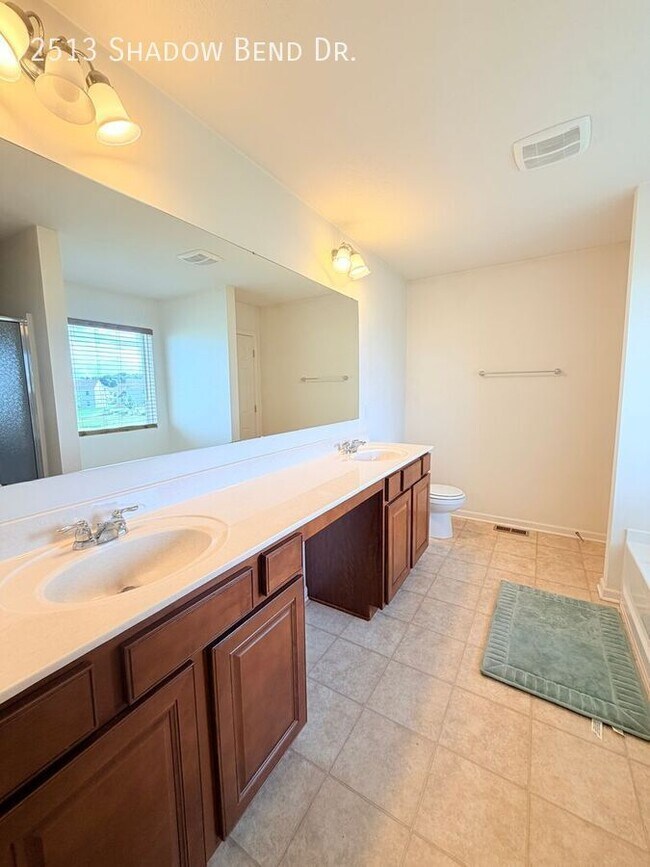 Building Photo - 2513 Shadow Bend Dr