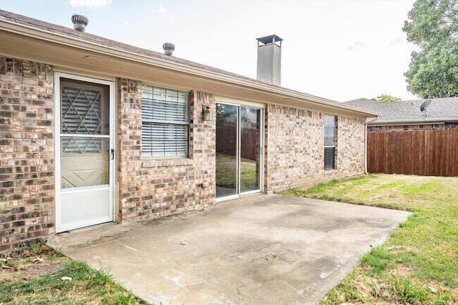Building Photo - 2717 W Oakdale Rd