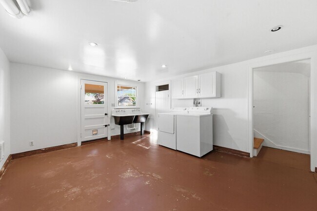 Building Photo - Spacious 2 Bed, 2 Bath Home