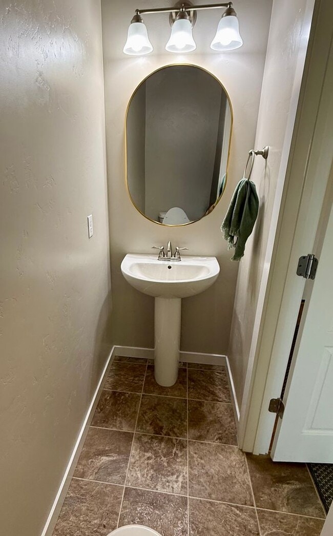 Building Photo - 4 Bedroom with 3 Car Garage in Meridian