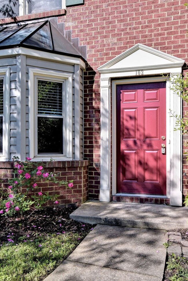 Building Photo - Nicely Updated Townhome