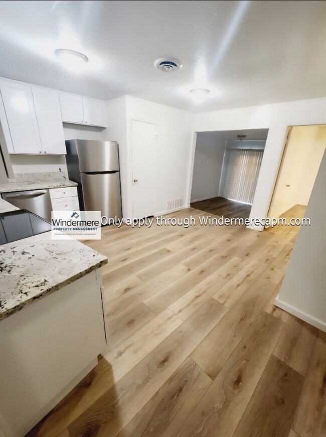 Building Photo - Gorgeous Halfplex in the heart of Carmichael! Available Now!