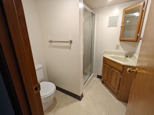 Building Photo - Large 3+ bedroom