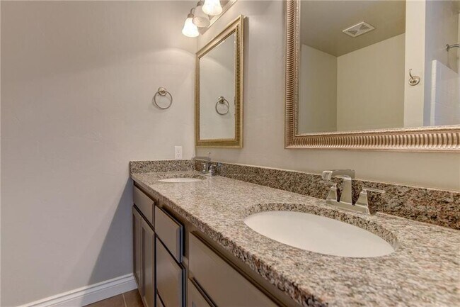 Building Photo - 17617 Hampton Park Dr