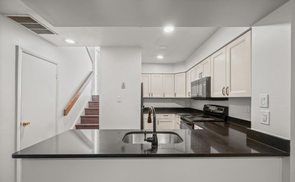 Building Photo - 18120 Windsor Hill Dr