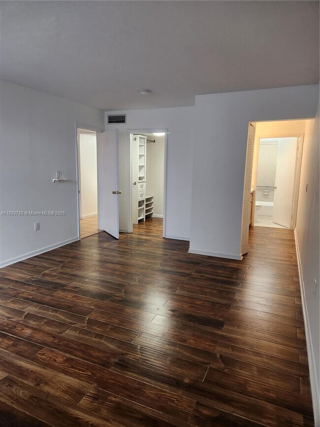 Building Photo - 10835 SW 112th Ave