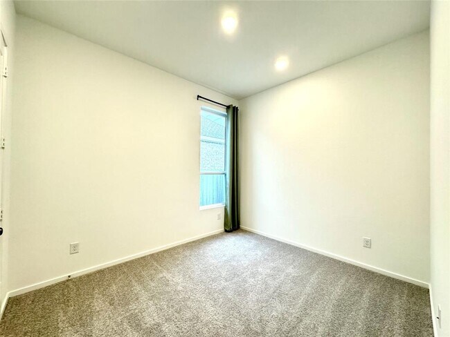 Building Photo - 2318 Honeyberry Shrub Dr