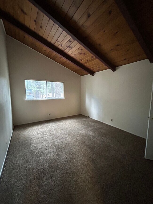 Building Photo - 4 Bedroom + Family Room - Spacious Home wi...