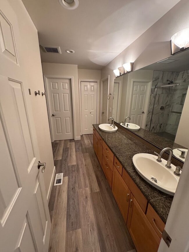 Building Photo - 3 Bed, 2.5 Bath Condo in Eagle River