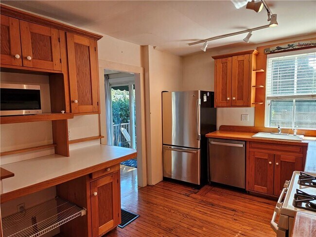 Building Photo - 10 Cherry St