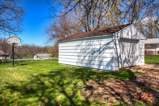 Building Photo - 4 Bedroom home fully fenced in back yard!
