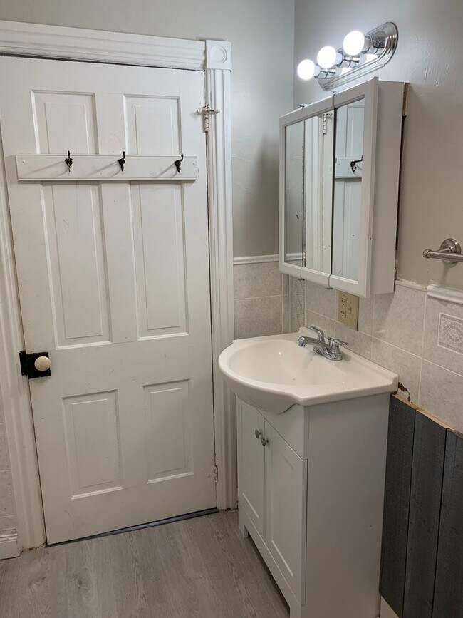 Building Photo - Spacious single family home with 3 beds/2 ...