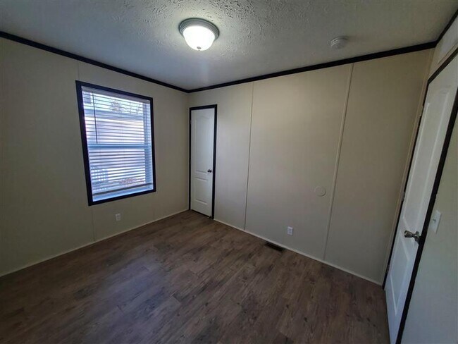 Building Photo - 11 Sparrow Hill Dr