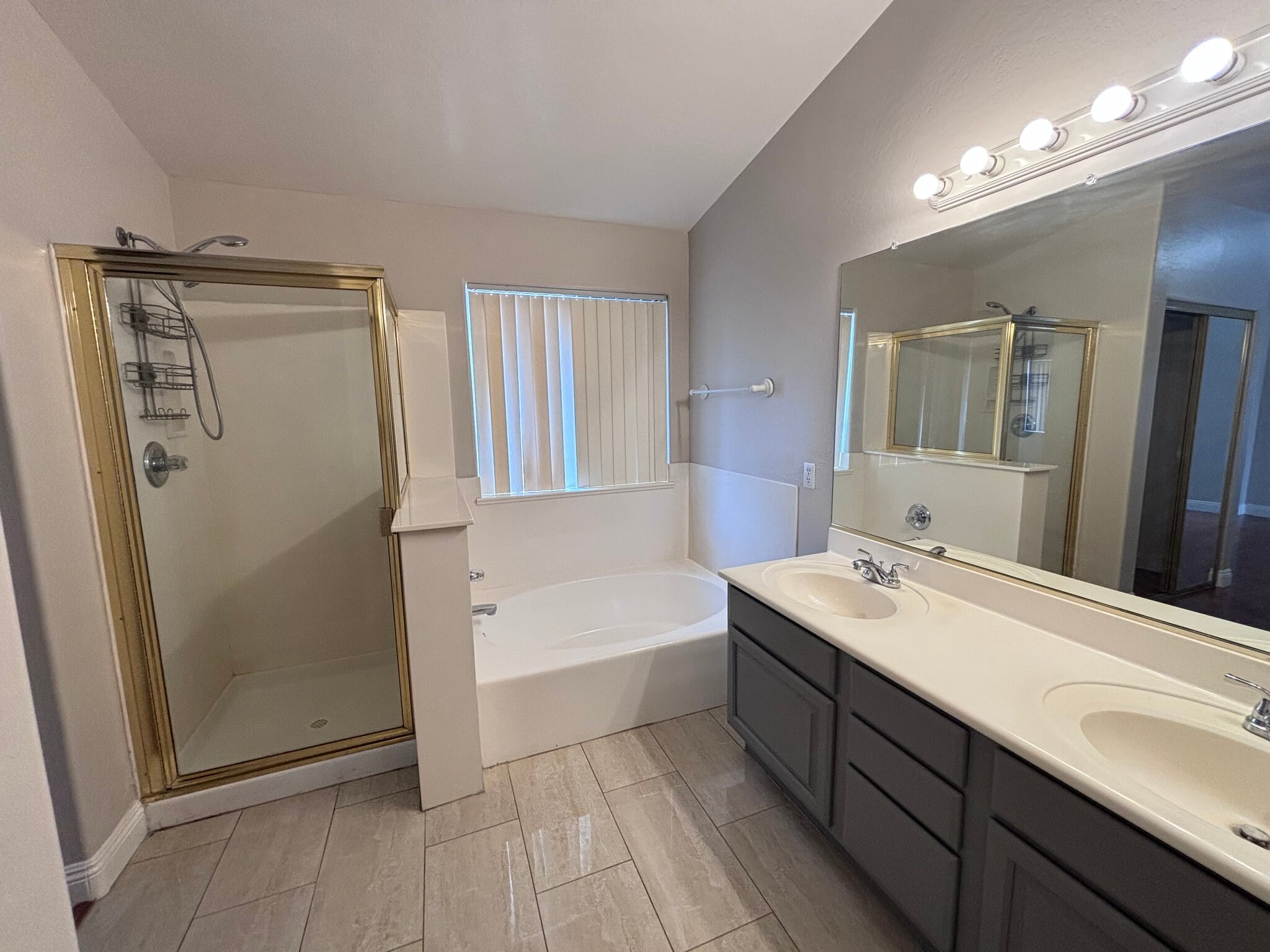 Master bathroom - 4166 E Silverwood Dr