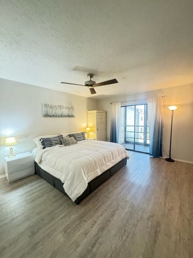 Building Photo - Annual modern 2-bedroom, 2-bath condo in t...