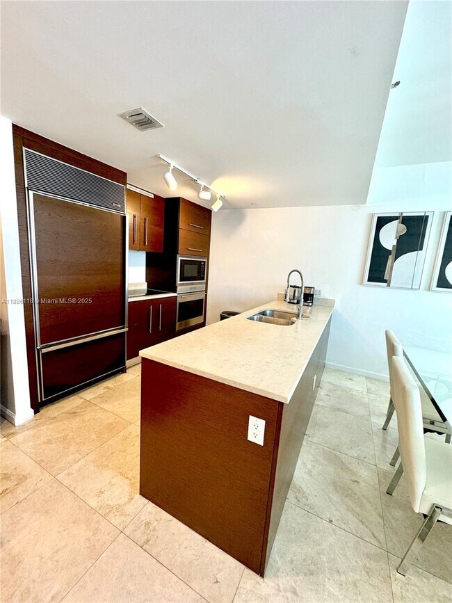 Building Photo - 475 Brickell Ave