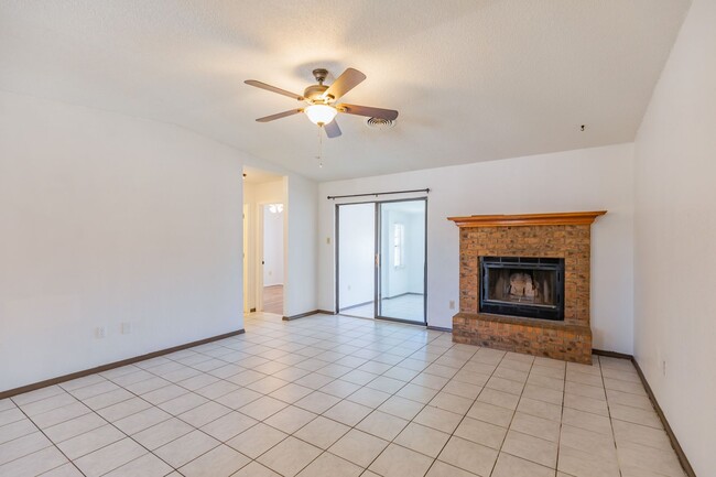 Building Photo - 3 Bedroom 2 Bath Home