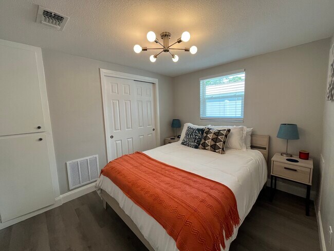 Building Photo - 607 Lyndhurst St