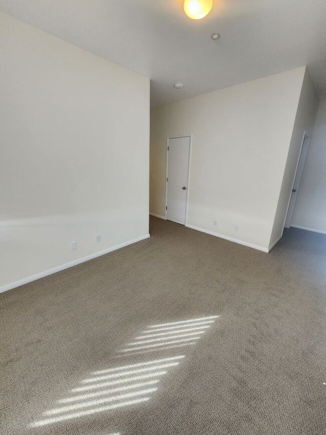 Building Photo - Ocean View Corner Apartment with Private Deck