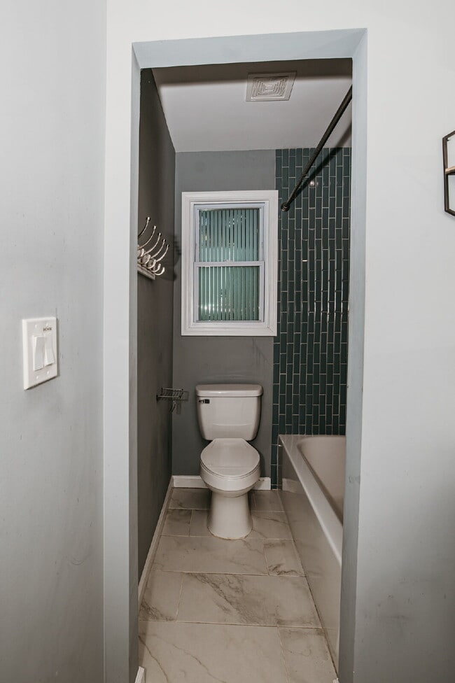 Building Photo - 3-Bedroom with 2 Full Baths Home in Charleston – Spacious 1,752 Sq