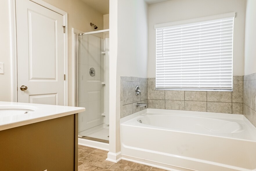 Building Photo - 2837 Saratoga Lake View
