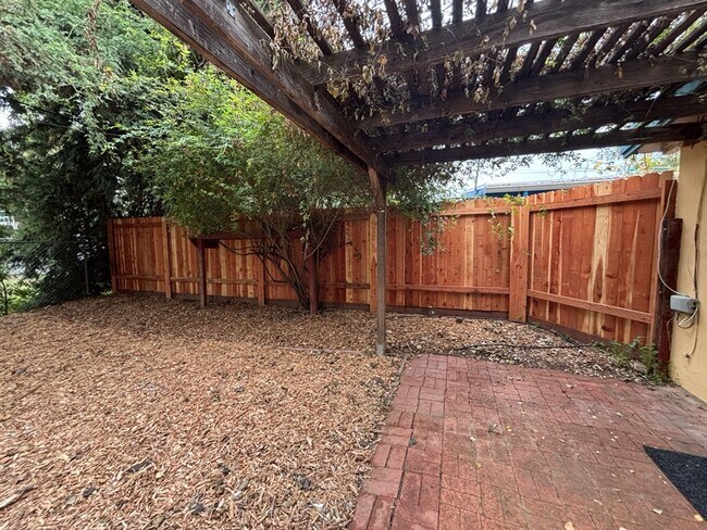 Building Photo - 3/1 in East Davis, New windows, new floors, new paint!