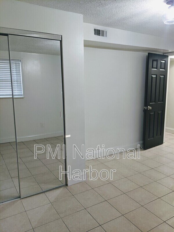 Building Photo - 702 Leeward Ct
