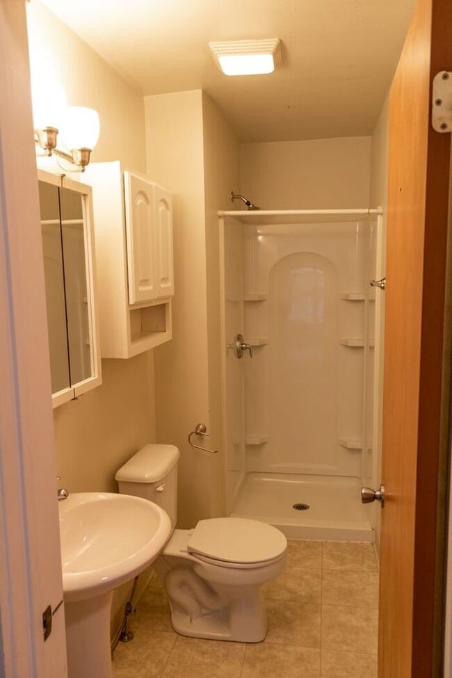 Building Photo - $2,100 | 3 Bedroom, 2 Bathroom House | Pet...
