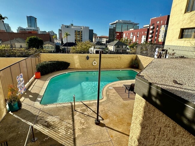Building Photo - Stunning 2BD/2BA Condo in Downtown! With Parking and Washer/Dryer!