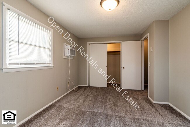Building Photo - 922 East Ave