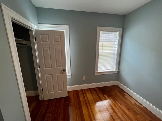 Building Photo - Renovated 4 bed 2 baths in Somerville.... Don't miss out!