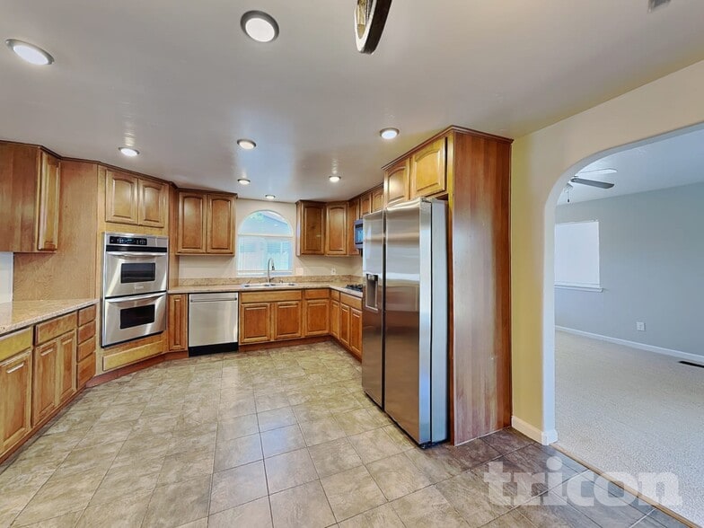 Building Photo - 2255 Howard Dr